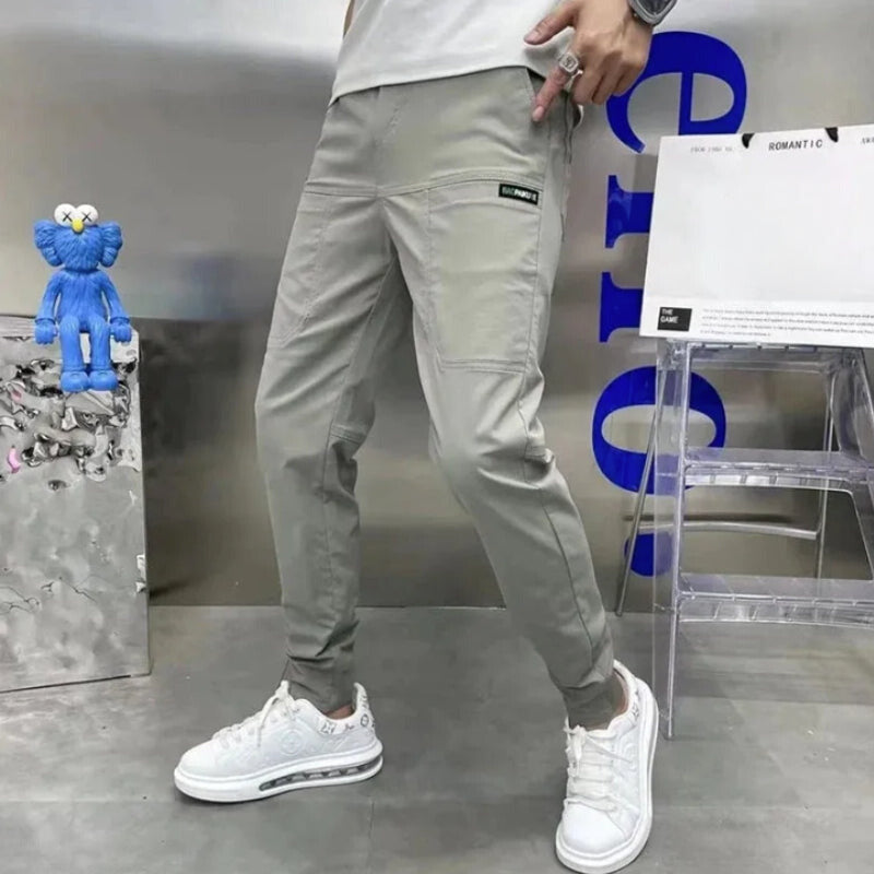 収納力の高い快適なカーゴパンツ