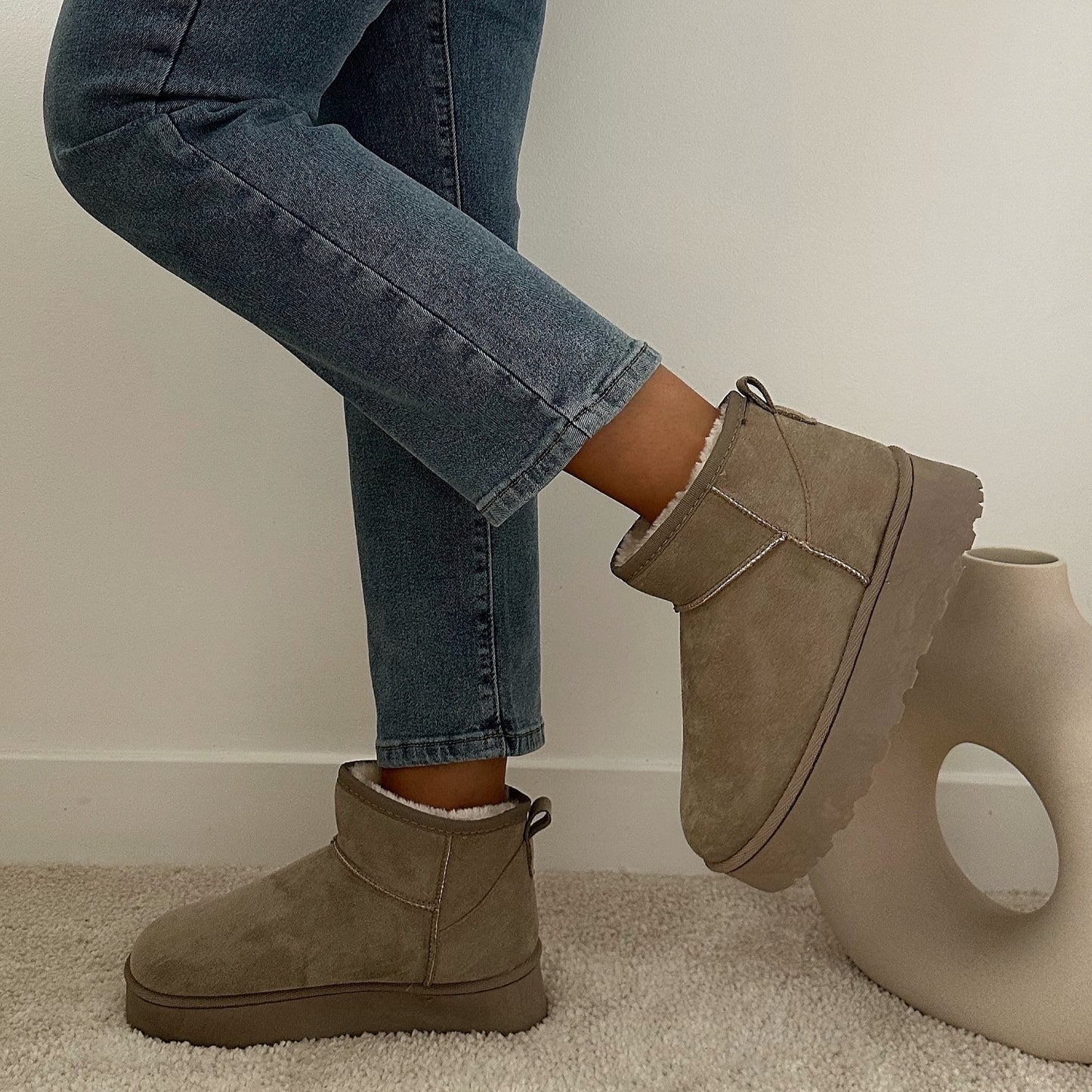 Botine confortabile și elegante pentru o plimbare fără oboseală